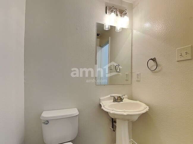 Building Photo - 1745 Cresthill Dr