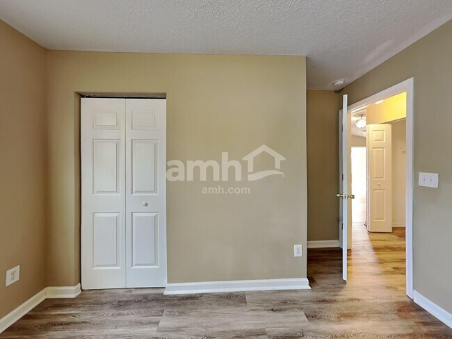 Building Photo - 208 Winding Willow Trl