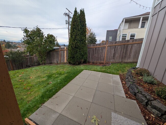 Building Photo - Easy Commute with Stunning Views!