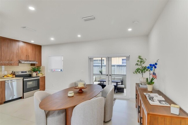 Building Photo - 241 W 48th St