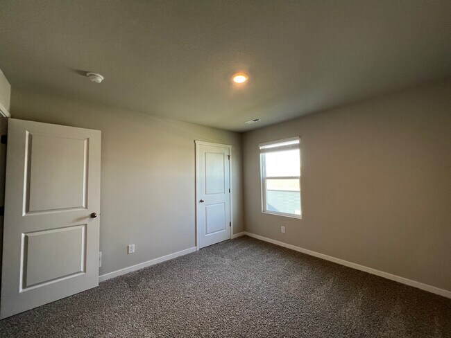 Building Photo - 1090 Bel Aire Ct