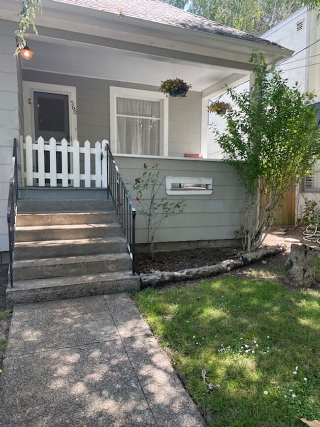 Building Photo - Charming 20's home