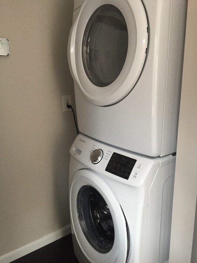 Building Photo - 127 Hyers St