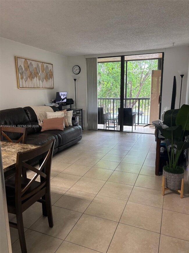 Building Photo - 14421 N Kendall Dr