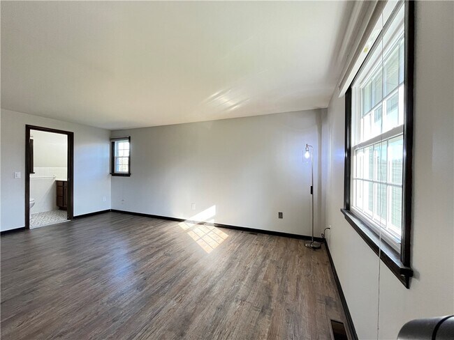 Building Photo - 100 Drumlin View Dr