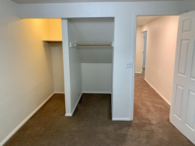 Building Photo - 3895 Kitt Dr