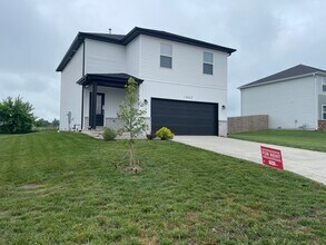 Building Photo - Executive Rental - 4 Bedroom 2.5 Baths