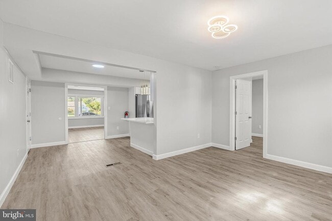 Building Photo - 12 Holbrook Ln