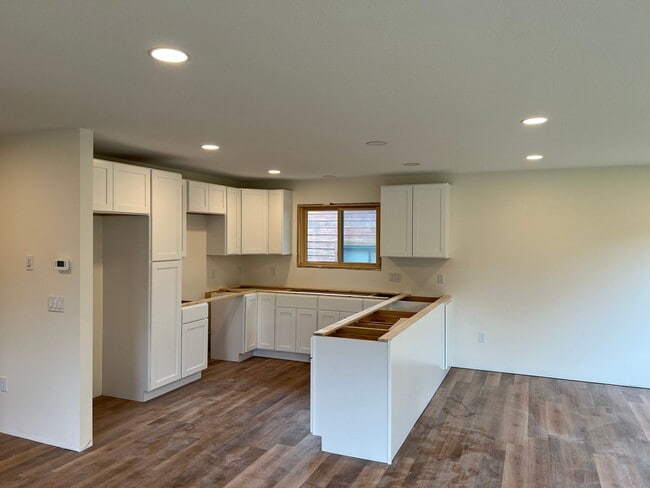 Building Photo - Gorgeous New Construction on the Fish Hook River