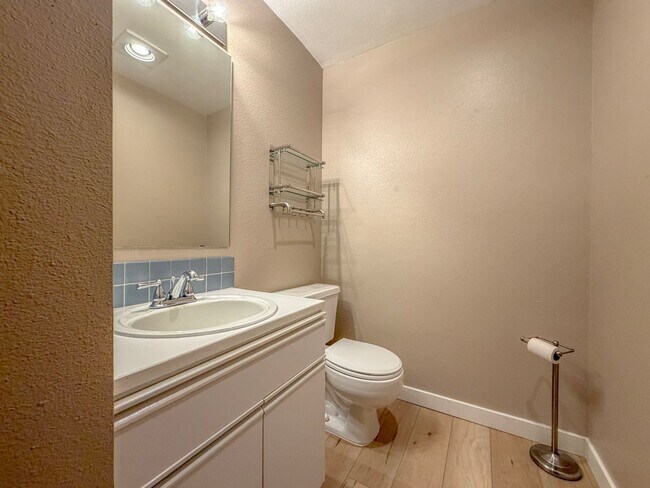 Building Photo - Quirky 1bd/1.5bth Loft Condo in West Queen Anne, $2,300/mo.