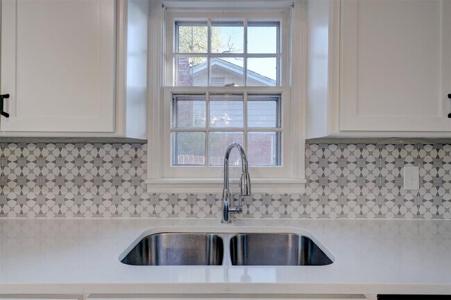 Building Photo - 2433 Gladstone Terrace