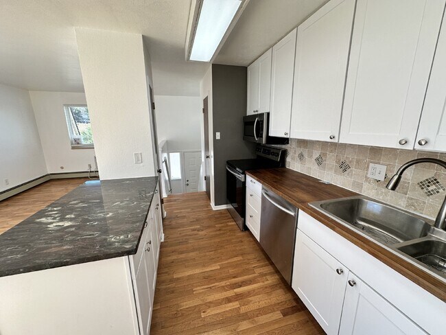 Building Photo - "Charming 3-Bedroom Condo with Hardwood Floors & 2 Full Baths in Golden, CO!"