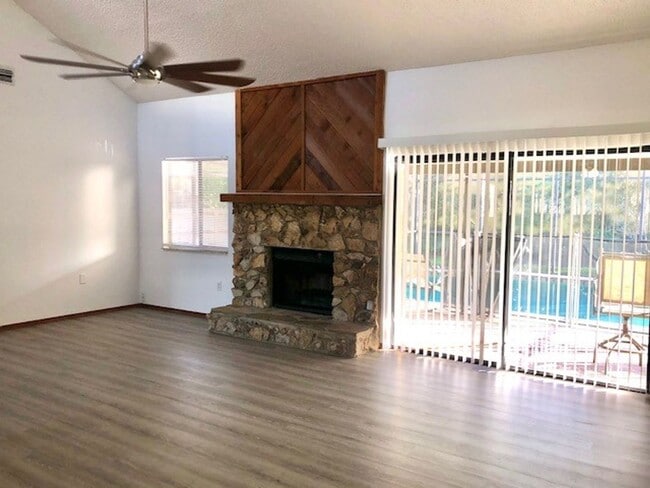 Building Photo - MOVE IN NOW! 4x3 Screened in pool home!!! ...
