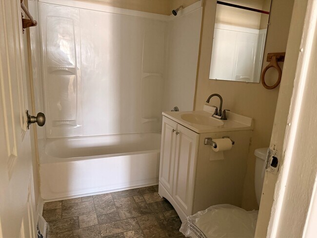 Building Photo - 226 Martin St