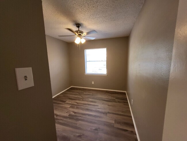Building Photo - 2110 Redbud Ln