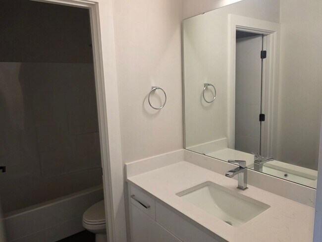 Building Photo - Beautiful New Townhouse 4BD Bothell