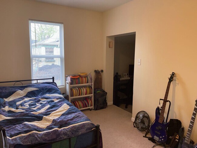 Building Photo - 4 Bedroom Duplex. Close to Campus and Downtown - Pre-Leasing for 26/27 School Year!