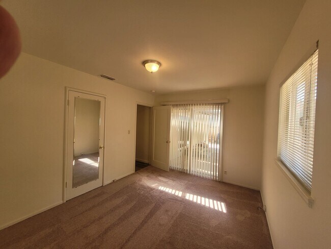 Building Photo - Three bedroom 1 bath with central heat and air