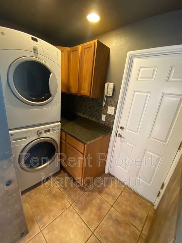 Building Photo - 815 W Juanita Cir