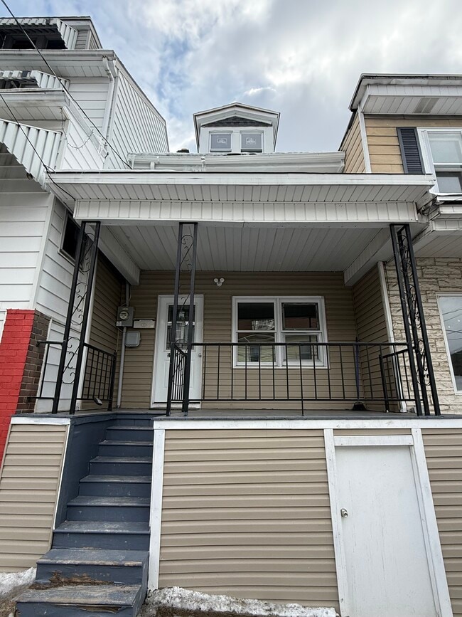 FRONT - 424 W Oak St