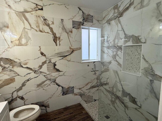 Building Photo - 9707 Sun Pointe Dr