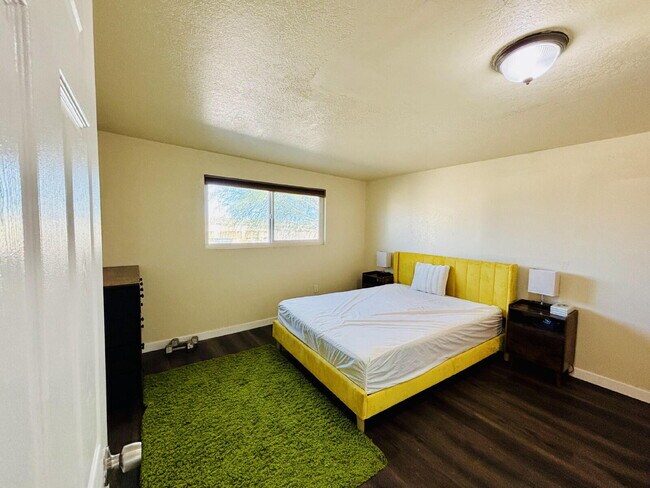 Building Photo - 4 bedrooms, 2 kitchens, 2.5 bathrooms, lau...