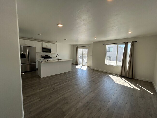 Building Photo - 3 Bedroom 2.5 Bathroom Townhouse in Eagle Mountain!