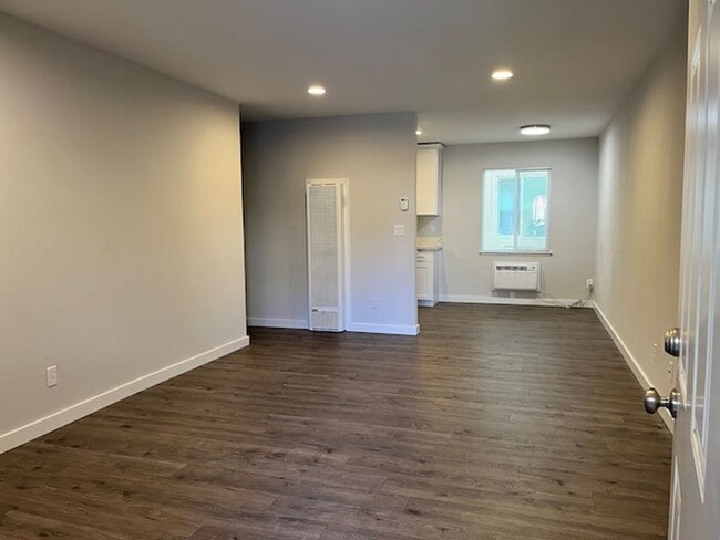 Building Photo - Nice remodeled studio in prime location