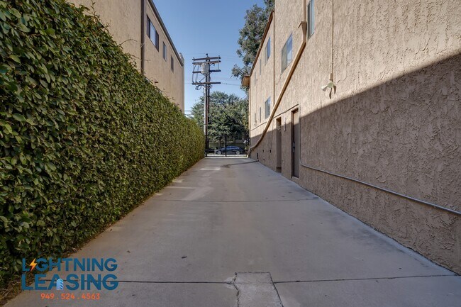 Building Photo - 14634 Magnolia-204B