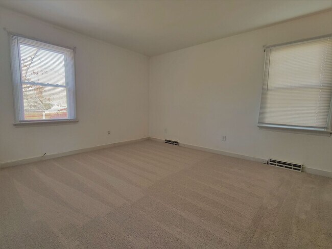 Building Photo - Well maintained large rancher on corner lo...