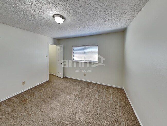 Building Photo - 2817 Lotus Park