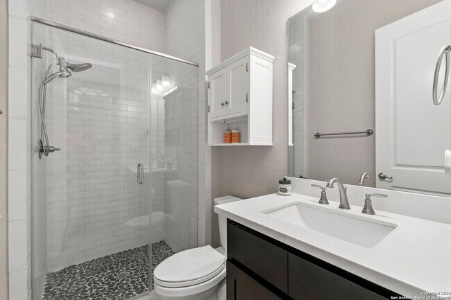 Building Photo - Charming Home Awaits: Spacious & in a Prime Location