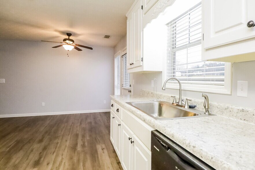 Building Photo - 335 Cattlemans Cir