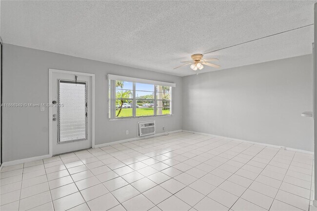 Building Photo - 555 Fanshaw N