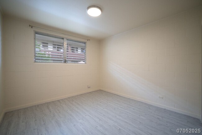 Building Photo - Available Now! 2 BD / 1 BA / 1 Parking sta...