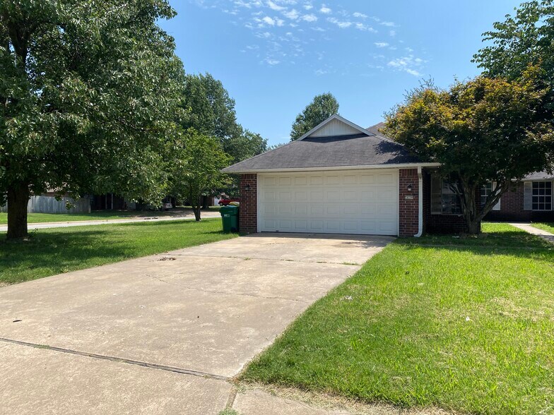 Building Photo - 2839 Adrian Ave