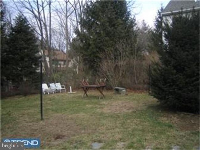 Building Photo - 922 Delmont Dr