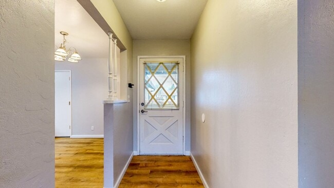 Building Photo - 3 Bedroom 2 Full Bath with Private Yard and 1 Car Garage !