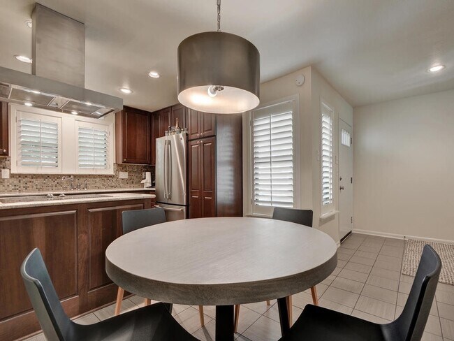 Building Photo - Beautiful Townhome in West Downtown Austin!