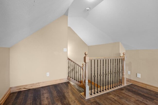 Building Photo - 2612 Eastview Dr