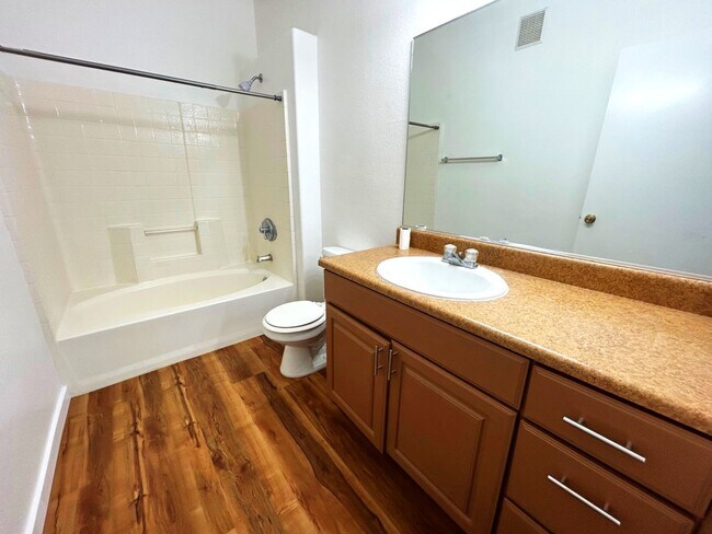 Building Photo - NORTHWEST 2 BEDROOM, 2 BATHROOM CONDO, ALL APPLIANCES INCLUDED!