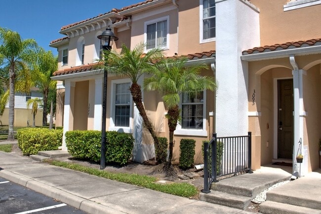 Building Photo - Gorgeous Fully Furnished Townhome Close to...