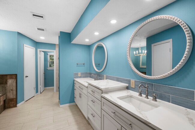 Building Photo - 3174 La Quinta Dr