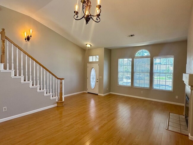 Building Photo - 3 bedroom 2.5 bathroom corner lot