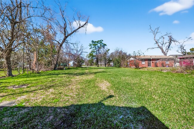 Building Photo - 3807 Love St