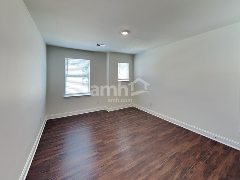 Building Photo - 838 Carnaby Ln