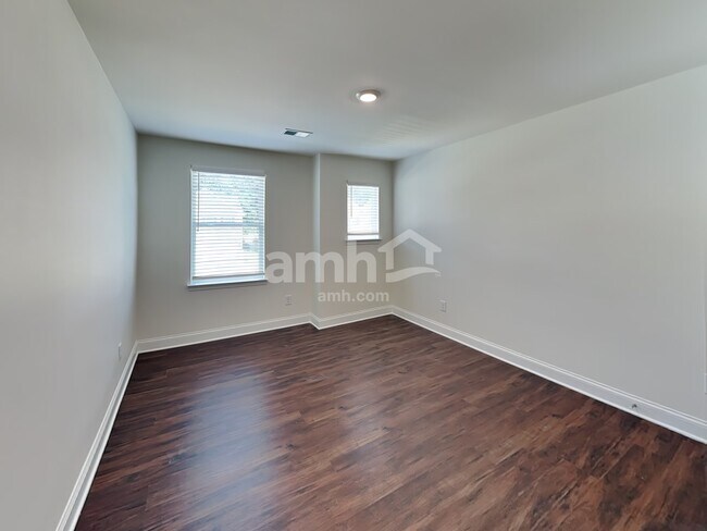Building Photo - 838 Carnaby Ln