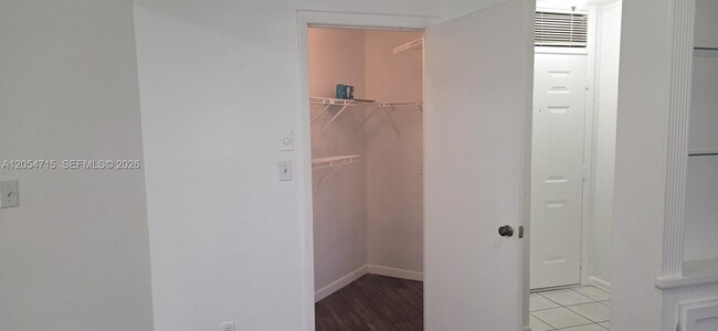 Building Photo - 210 Lake Pointe Dr