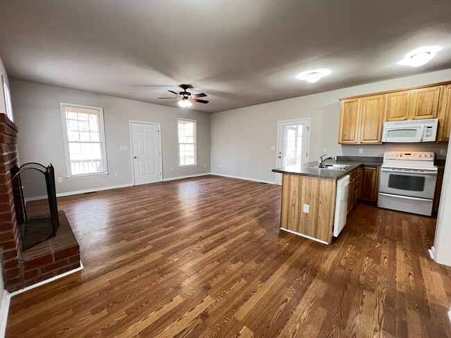 Building Photo - 121 Quail Springs Ct