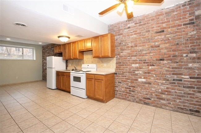 Interior Photo - BRADFORD APARTMENTS -- 094